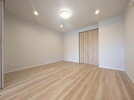 7.5帖の洋室。光が降り注ぐリビングとつながるお部屋。