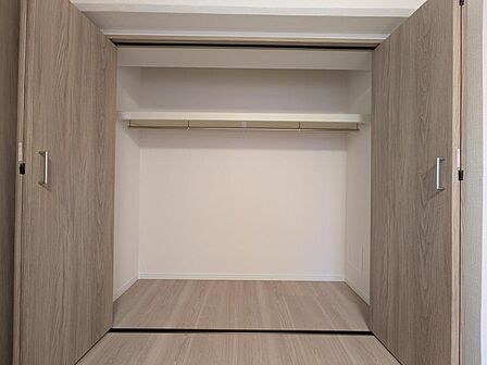 大容量のクローゼットは、住まいの快適さを支える重要なポイント。使いやすさとデザイン性を両立させ、整理整頓が自然にできる空間です。収納力が高いことで、室内を広く美しく保てる、暮らしの質を高める設備です。