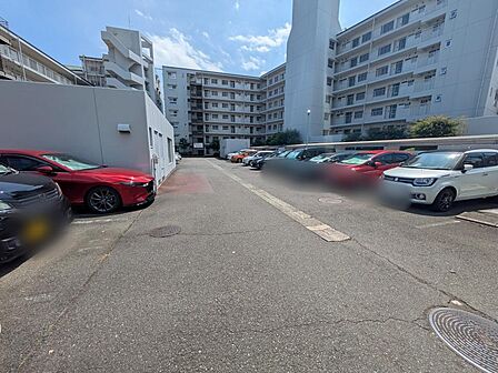 敷地内に確保された駐車場があることで、車での通勤やお買い物も快適に。自宅近くで駐車できる安心感は、日々の生活をぐっと便利にします。住まいの暮らしやすさを支える、実用性の高い設備です。
