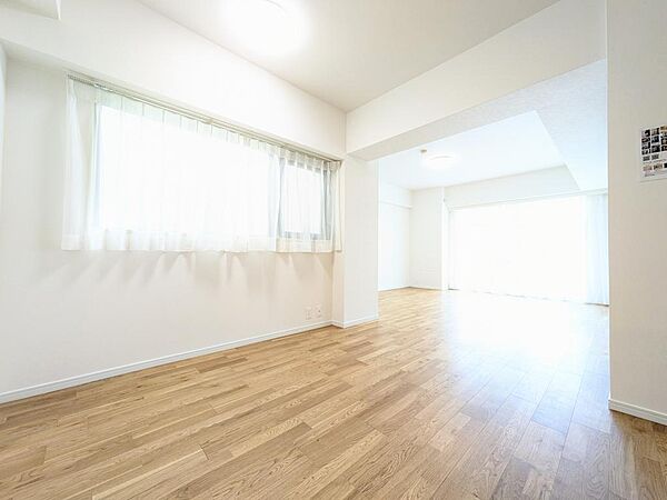 リビングは2面採光になっており、採光が多く明るいです♪