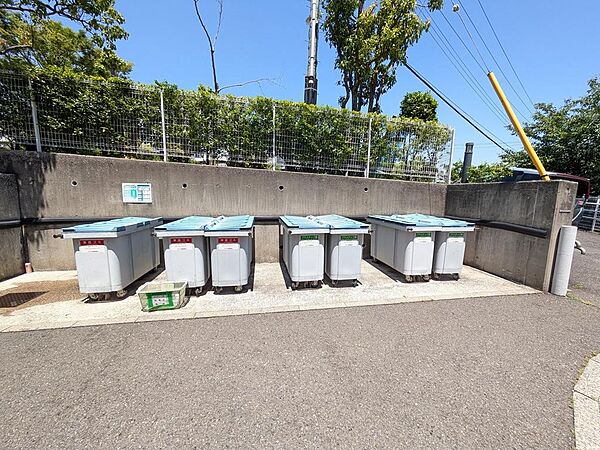ゴミ置き場がエントランス前にございます♪