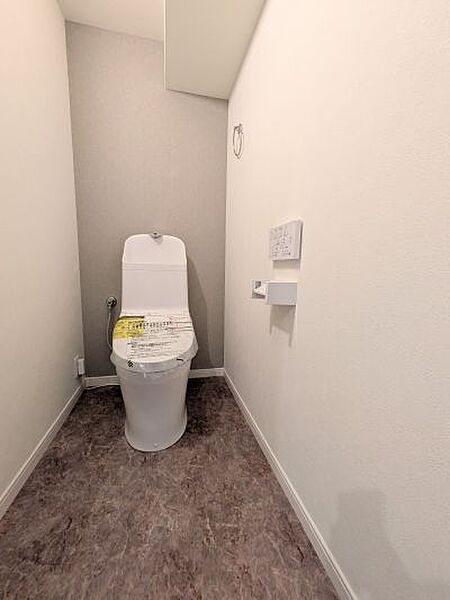 温水便座付きトイレ温水洗浄でデリケートな肌をやさしく洗い流し、常にすっきりとした清潔感を保てます♪