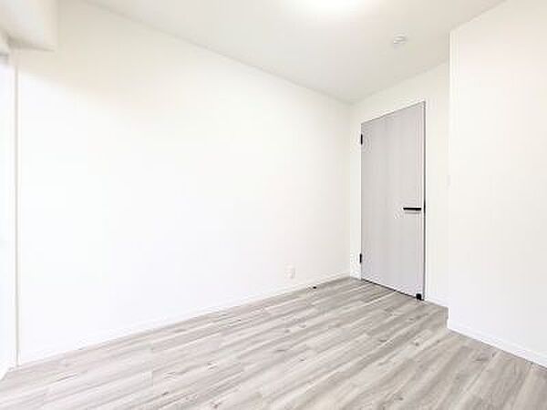 デスク、またはスモールサイズの家具がすっきりと収まります♪