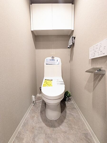 新規交換したトイレです♪上には収納棚もあります！
