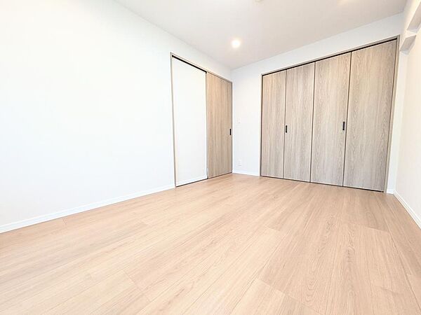 リビング横の6.5帖洋室です♪バルコニーにも出れるお部屋となっております！