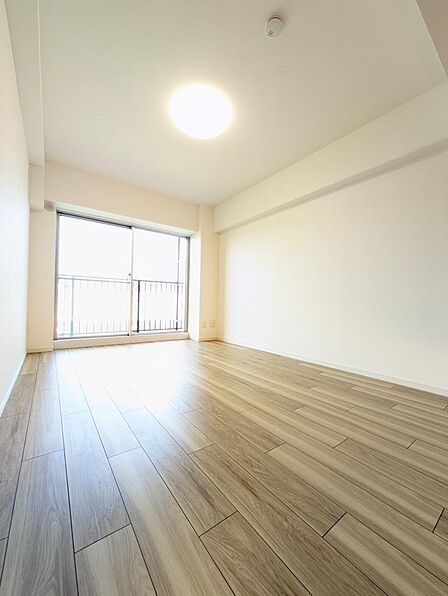 約11.6帖LDK♪、リフォームにてフローリング、クロス張替え実施済み。長方形の形ですが、家具配置楽しみですね♪（2026年7月撮影）