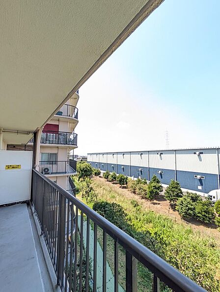 バルコニーからの眺めです！目の前に建物もなく、日当たりも期待できます！日光で明るくなるのはありがたいですね♪（2026年7月撮影）
