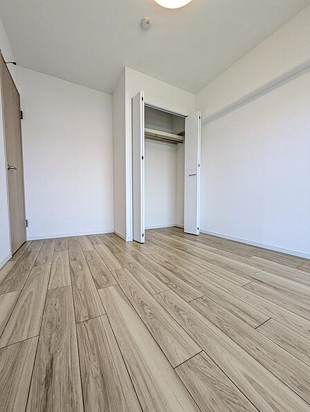 LDK横洋室バルコニー側からの写真です！入口扉の開閉によるデッドスペースはクローゼットもある為部屋は広く見えますね♪（2026年7月撮影）
