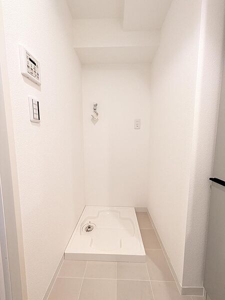 洗濯機置き場には防水パンも設置済みです。毎日の洗濯が楽しくなりますね。（2026年8月撮影）