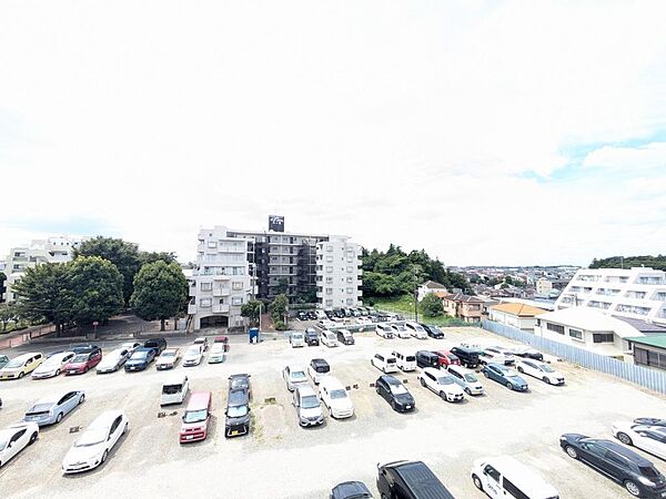 バルコニーからの景色です。晴れた日には柔らかな日差しが降り注ぎます。（2026年8月撮影）