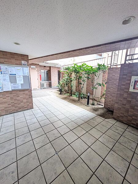 お客様を迎え入れるエントランスはおだやかな陽光があなたの帰りを包み込みます。（2026年8月撮影）