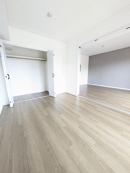 約6帖の洋室はリビングと隣り合っているため引き戸を開けると20帖以上の空間に早変わり！お子様の成長にあわせて利用ができます！（2026年8月撮影）