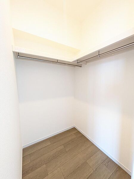 ゆとりある居室には使い勝手の良いウォークインクローゼットを設置。お部屋をすっきりと保ちながら、快適な暮らしを実現できる住空間です。（2026年8月撮影）