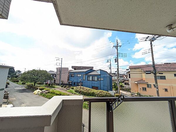 目の前を遮るものがないスッキリとした眺め。南東向き角部屋のため日当たり良好（2026年8月撮影）