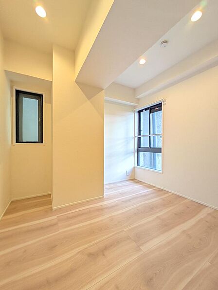 約4.6帖の洋室です。玄関から入ってすぐ正面にあるお部屋です。トイレもドアを開けたら正面にございま!(2026年8月撮影)