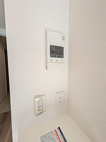 エントランスにオートロックがございます。(2026年8月撮影)