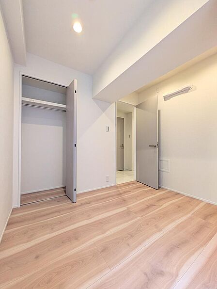 約4.6帖の洋室です。玄関から入ってすぐ正面にあるお部屋です。トイレもドアを開けたら正面にございます!(2026年8月撮影)