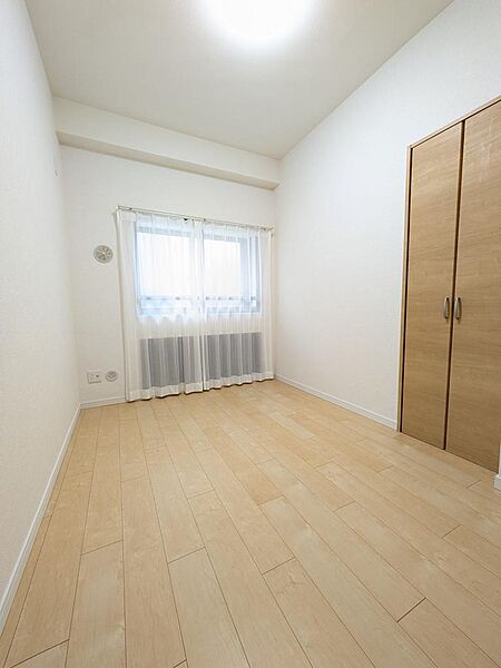 洋室4.8帖。各居室の窓は2重サッシとなっております。（2026年8月撮影）
