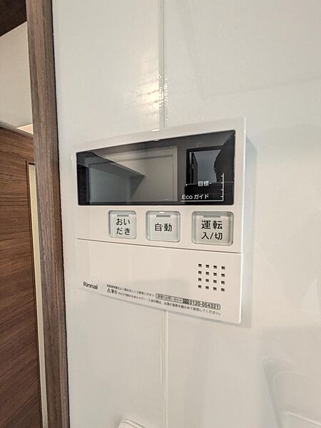 キッチンには給湯パネルがついており、簡単に温度調整が可能！寒い日でもすぐに温度調整ができ安心ですね！（2026年8月撮影）