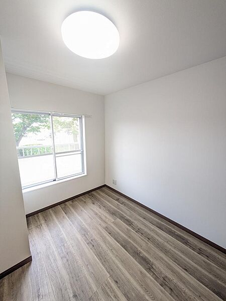4帖の洋室です！採光部もあり、お子様のお部屋にご利用頂いてもよしです！生活スタイルに合わせて家具の配置ください！（2026年8月撮影）