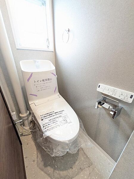 独立したトイレです！温水洗浄便座設置されており、収納もあり、備品も入れられます！落ち着くスペースです！（2026年8月撮影）