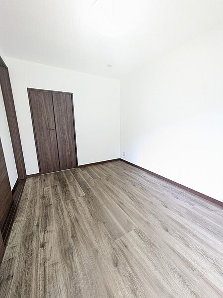 6帖の洋室です！LDK横のお部屋になります。LDK同様採光もございます！6帖もありますので寝室だけでなく作業部屋等にご利用ください！（2026年8月撮影）