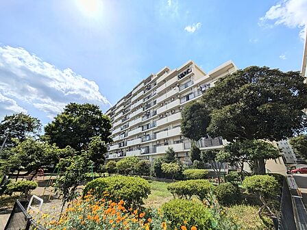総戸数124戸のビッグコミュニティ。駅近ながら、緑を身近に感じられる住環境も魅力です。