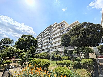 外観：総戸数124戸のビッグコミュニティ。駅近ながら、緑を身近に感じられる住環境も魅力です。