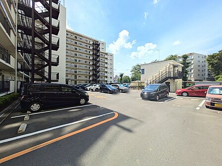 敷地内駐車場を備えたマンション。お車をお持ちの方にも嬉しい住環境です。