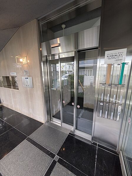 オートロックを備えたエントランス。不審者の侵入を抑え、防犯面に配慮された共用設備です。