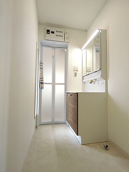 忙しい朝に嬉しいシャワー付き洗面台。身支度に便利な三面鏡やたっぷりの収納スペースも魅力です。