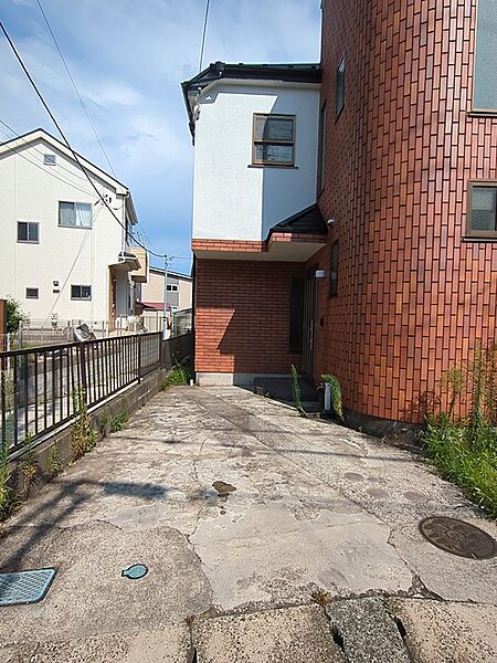 便利な外水栓付きのカースペース。愛車の洗車はもちろん、お庭の水やりや掃除の際にも大活躍します。