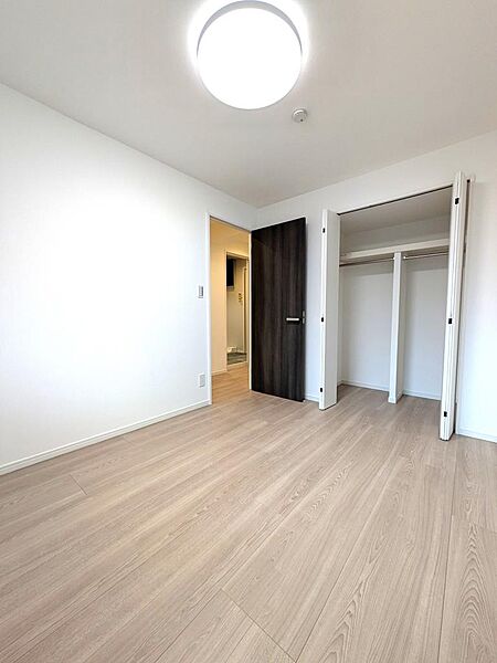 プライベートな時間をゆったりと過ごせる、独立性の高い静かな寝室です。シンプルな内装はどんなレイアウトの家具とも相性が良く、毎日の快適な睡眠環境を整えられます。大型のクローゼットも備えた便利な設計です。