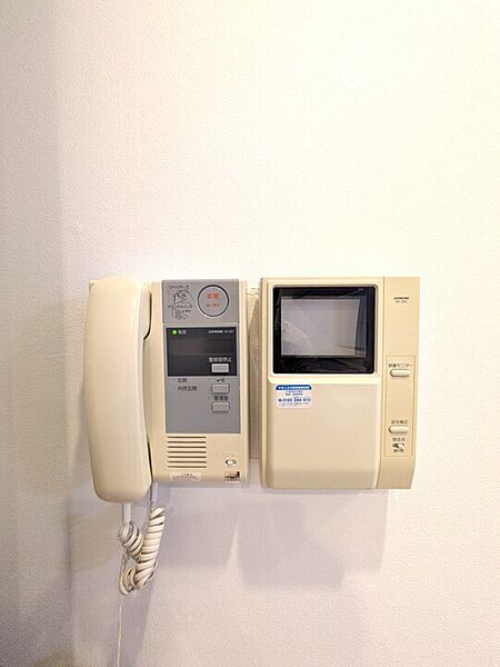 子育てファミリーも安心のTVモニター付きインターホン！来客の顔を室内からしっかり確認できるため、防犯面でも非常に心強い設備です。お子様の留守番時や、忙しい家事の手を止める際も安心して対応できます。