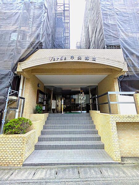 温かみのあるレンガ調の外壁が印象的な、重厚感溢れるエントランスです。ゆとりある階段のアプローチが居住者やゲストを優雅に迎えます。管理が行き届いた綺麗な共用部で、日々の暮らしの安心感を高めてくれます。