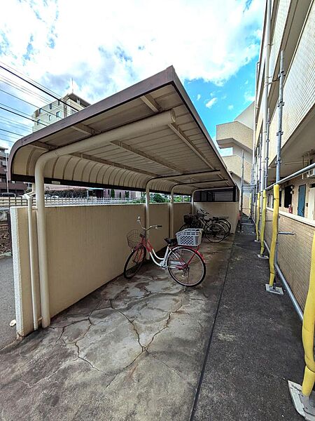 大切な自転車を雨や日差しから守ってくれる、便利な屋根付きの敷地内駐輪場スペースです。子ども用自転車や電動アシスト自転車の保管もしやすく、お出かけ時の利便性を高めます。