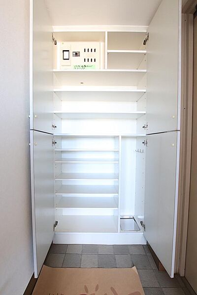 玄関靴箱はトールサイズでご家族の靴がしっかり収納できます