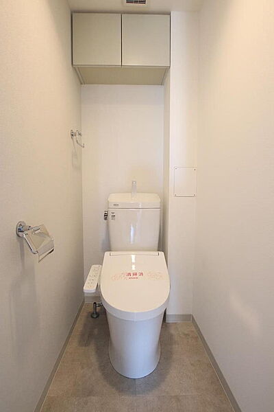 温水洗浄便座付きのトイレは収納棚もあります