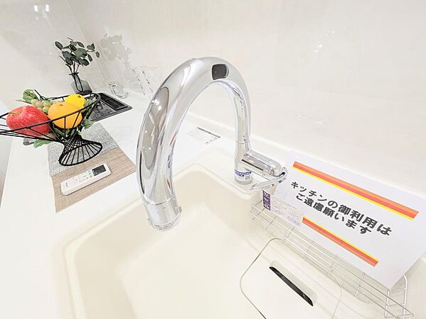 タッチレス水栓で便利ですね♪（小物は付きません）