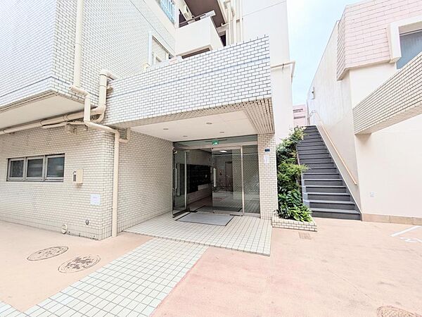 エントランスは道路から奥まっています