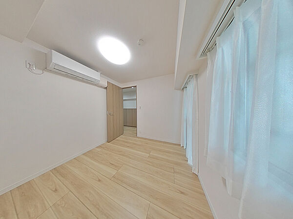 4.5帖洋室にエアコン付き♪（カーテンは付きません）