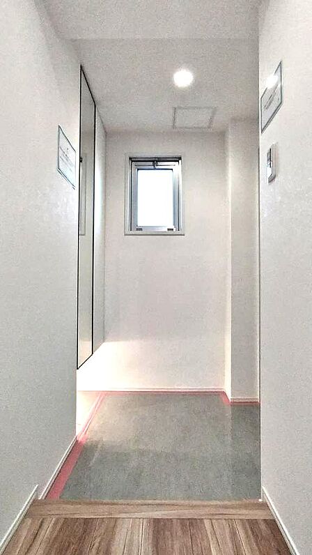 ゆとりある広さを確保した玄関は、忙しい朝に家族みんなで同時に身支度をしても窮屈さを感じません。