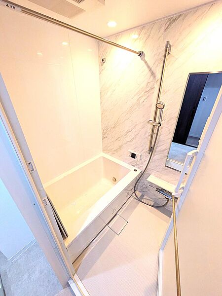 高級感のある大理石調パネルと広い浴槽が魅力のバスルームです。雨の日の衣類乾燥や冬場の予備暖房に大活躍する浴室乾燥機を完備。ランドリーパイプもあり、1日の疲れを癒やす快適なリラックス空間を叶えます。