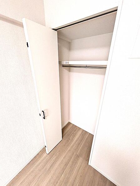 4.5帖居室に備えられた、枕棚とハンガーパイプ付きのクローゼットです。本物件は全室収納ありのため、家族それぞれの荷物を各部屋にすっきり集約可能。共有スペースにモノが溢れず、住まい全体を広く保てます。