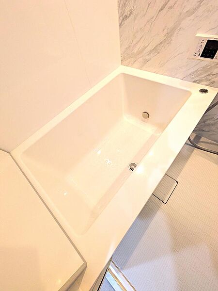 広々としたスクエア型の浴槽です。オートバス機能付きで、ボタン一つでお湯はりや追焚が可能。1日の疲れをじんわりと癒やす、毎日のバスタイムが楽しみになる快適な空間です。