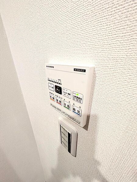 乾燥、暖房、涼風、換気の4機能を備えた浴室換気乾燥暖房機のリモコンです。24時間換気でカビを予防し、冬場の予備暖房や雨の日の衣類乾燥もワンタッチ。年中快適で清潔なバスタイムを優しくサポートします。