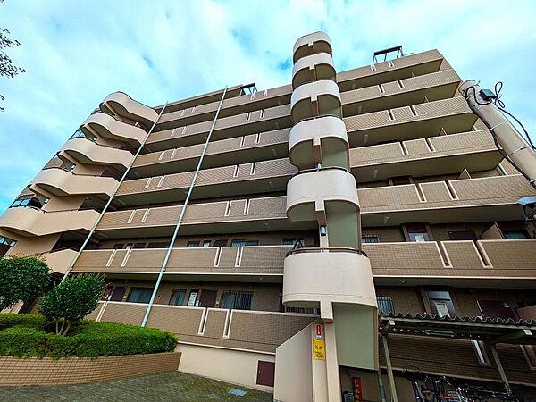 商業施設と豊かな自然が融合する街に佇む、茶系タイルの洗練された低層マンションです。全居室クローゼット付きの独立性が高い3LDKで、南向きの明るいLDKには人気の対面キッチンを完備しています。