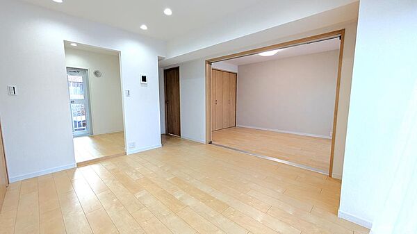 家族が集まる10.4帖のリビングダイニングは、隣接する洋室との仕切りに「引き戸」を採用しています。扉を開放すれば、リビングと洋室がひと続きになり、57.12m2のコンパクトさを感じさせません。