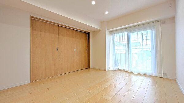 普段は引き戸を開け放して「広々とした2LDK」として使い、来客時や在宅ワーク、お子様の昼寝時には戸を閉めて「独立した個室（3LDK）」にするなど、1日の中で柔軟に使い分けられます。