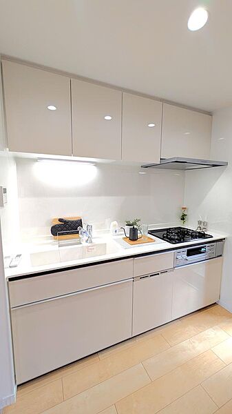 お部屋の主役となるキッチンには、空間をパッと明るく、広く見せてくれる「白基調」のシステムキッチンを採用しました。日々の家事を強力にサポートする高い機能性を兼ね備えています。